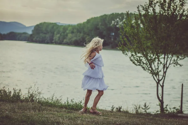 Adorável Menina Vestido Lagoa Livre Tarde Divertindo Pôr Sol Laranja — Fotografia de Stock