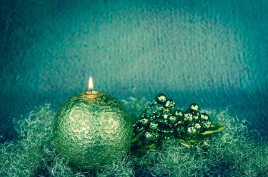 yanan mum ve süslemeler ile altın christmas dekorasyon