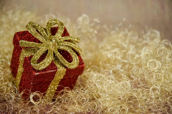 Caja Navidad Roja Simple Con Sorpresa Interior Fondo Dorado — Foto de Stock