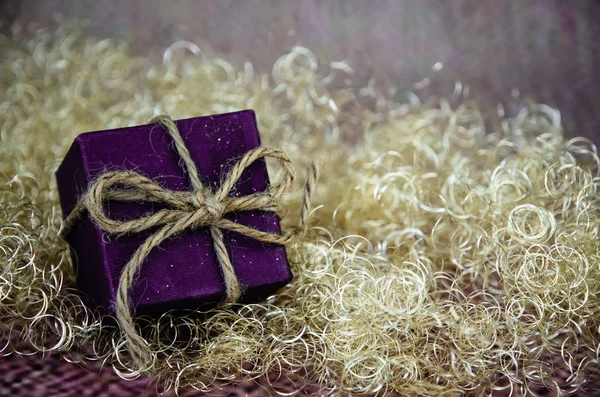 Caja Navidad Azul Simple Con Sorpresa Interior Fondo Dorado — Foto de Stock