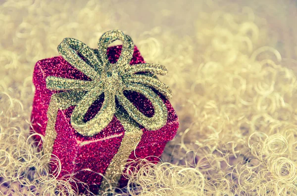 Brillante Caja Navidad Roja Con Sorpresa Interior Fondo Dorado —  Fotos de Stock