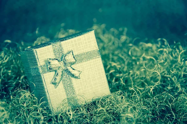 Λάμπουν Χρυσά Χριστούγεννα Box Έκπληξη Μέσα Ασημί Φόντο — Φωτογραφία Αρχείου