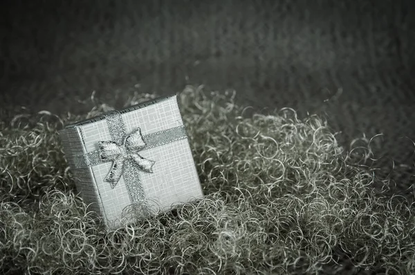 Gouden Christmas Box Met Verbazing Binnen Schijnt Zilveren Achtergrond — Stockfoto