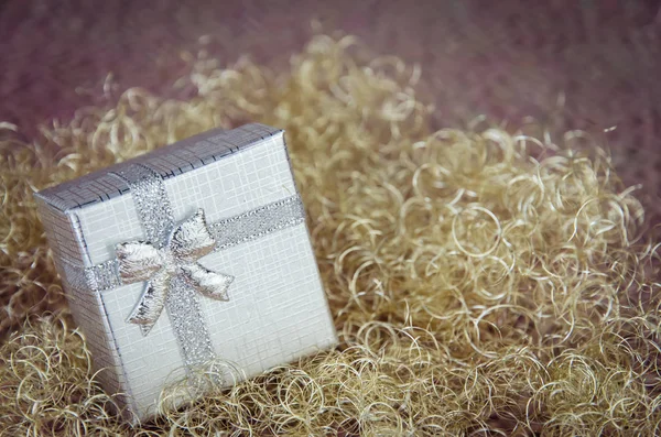 Brillante Caja Navidad Plata Con Sorpresa Interior Fondo Plata —  Fotos de Stock