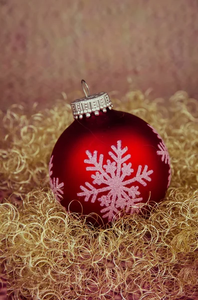 Red Christmas Bauble Golden Background — Stock Photo, Image