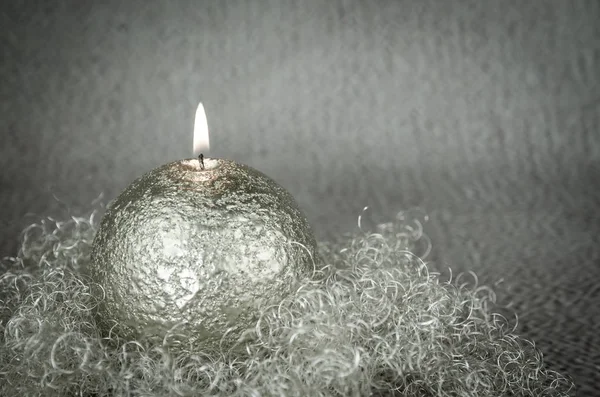 Silver Juldekoration Med Brinnande Ljus Och Utsmyckningar — Stockfoto