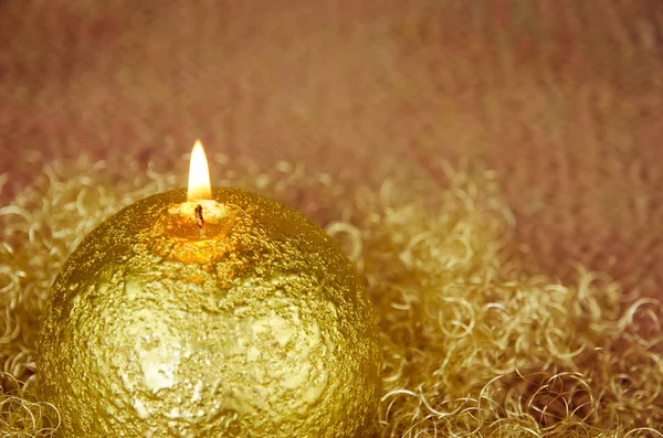 Zlatý Vánoční Dekorace Hořící Svíčkou — Stock fotografie