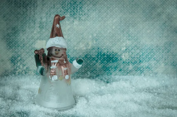 Adorável Natal Boneco Neve Figura Decoração Contra Fundo Azul Nevado — Fotografia de Stock