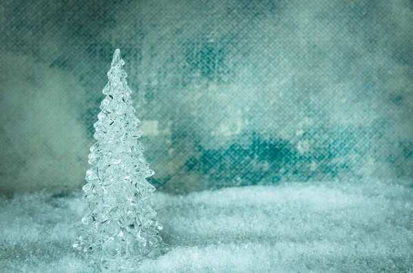 豪华的玻璃圣诞树在雪景 — 图库照片