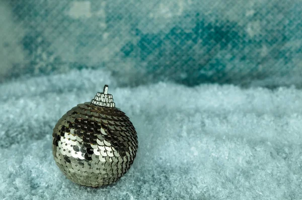 Golden Christmas Bauble Snowy Background — Stock Photo, Image