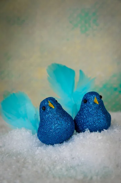 Lysande Blå Fåglar Snöiga Bakgrund — Stockfoto