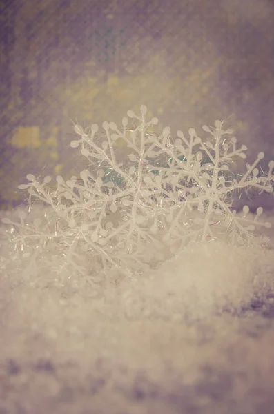 简单的白色雪花装饰在雪的背景 — 图库照片
