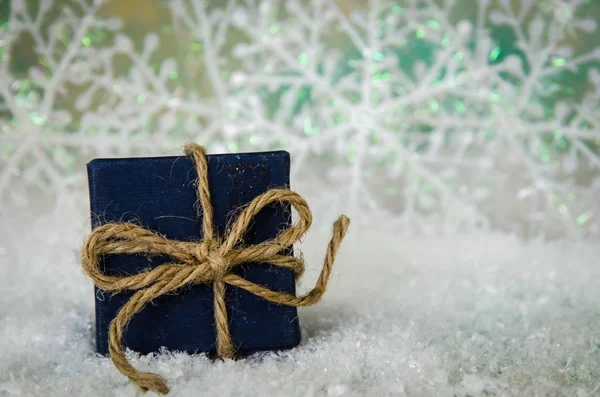 简单的蓝色圣诞盒与惊喜里面在金黄背景 — 图库照片