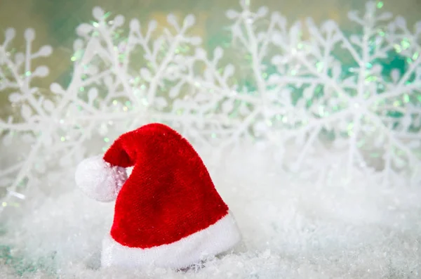 简单的圣诞装饰与红色圣诞老人帽子 — 图库照片
