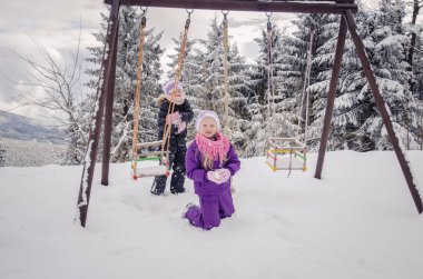 salıncak ve kış aylarında oyun alanında çocuklar