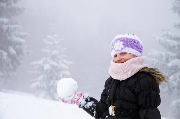Dziewczynka Okresie Zimowym Lesie Pokryte Śniegiem Zabawy Śnieżki — Zdjęcie stockowe