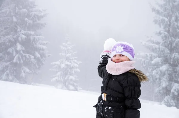 Μικρό Κορίτσι Χειμώνα Στο Δάσος Καλύπτονται Από Χιόνι Έχοντας Διασκέδαση — Φωτογραφία Αρχείου
