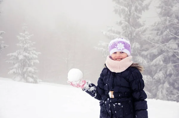 Niña Invierno Bosque Cubierto Nieve Divertirse Con Bola Nieve — Foto de Stock