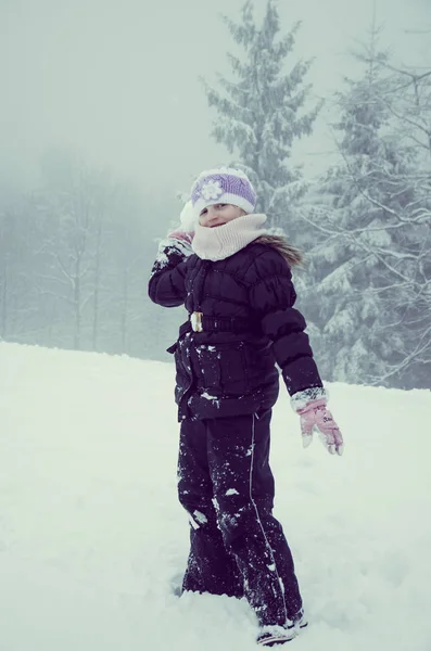 Liten Flicka Vintertid Skogen Täckt Snö Kul Med Snöboll — Stockfoto