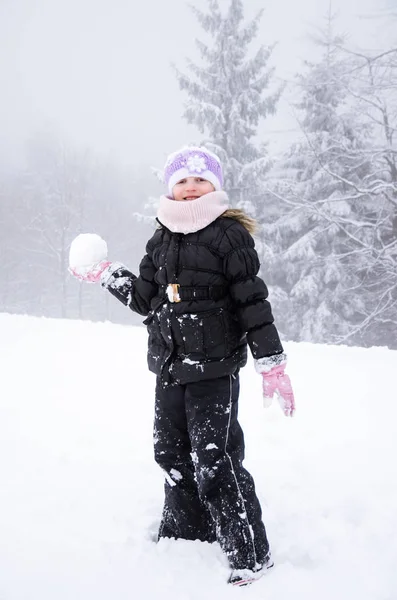 Kartopu Ile Eğleniyor Kar Kış Zamanında Küçük Kız Ormandaki Kapsadığı — Stok fotoğraf