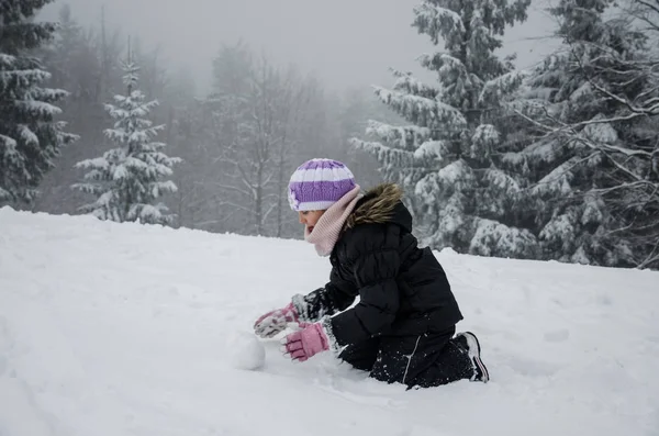 Bambina Inverno Nella Foresta Ricoperta Neve Divertirsi Con Palla Neve — Foto Stock