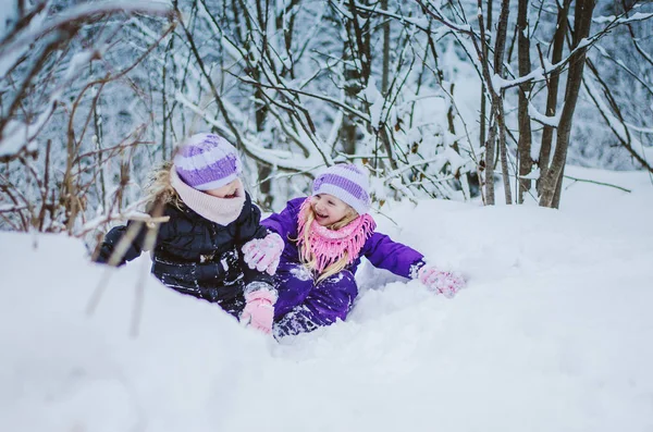 Små Flickor Vintertid Att Kul Snö — Stockfoto