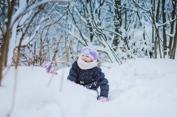 Liten Flicka Vintertid Att Kul Snö — Stockfoto