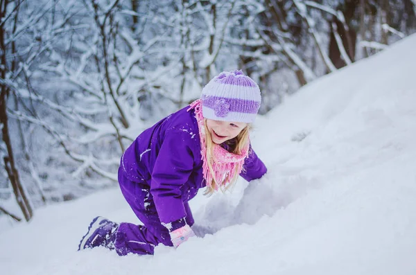 Małe Dziewczynki Okresie Zimowym Zabawy Śniegu — Zdjęcie stockowe