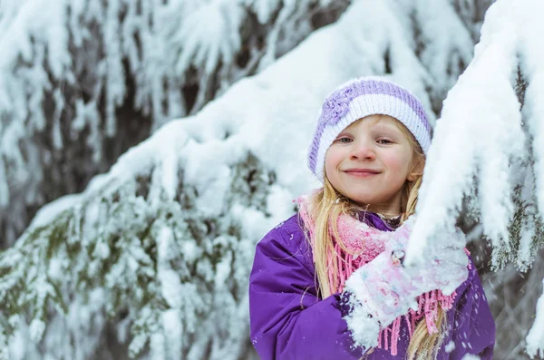 Liten Flicka Vintertid Att Kul Snö — Stockfoto