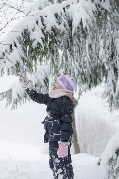 Küçük Kız Kış Zamanında Karda Eğleniyor — Stok fotoğraf