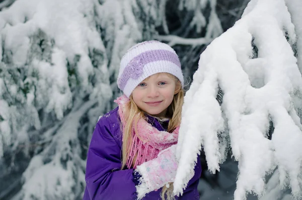 Μικρό Κορίτσι Χειμώνα Διασκεδάζοντας Στο Χιόνι — Φωτογραφία Αρχείου