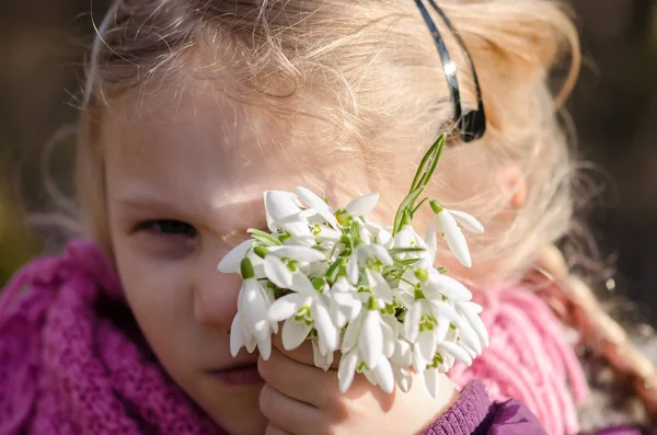 Gyönyörű Szép Lány Kezét Fehér Hóvirág Virágokkal — Stock Fotó
