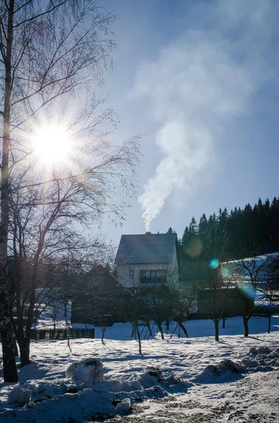 Paisaje Invierno Con Casa Campo Romántica Con Humo Chimenea Sol — Foto de Stock