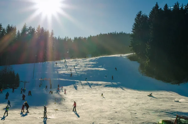 Pessoas Esquiando Declive Dia Ensolarado Inverno — Fotografia de Stock