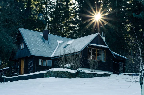 Paisaje Invierno Con Casa Campo Romántica Con Humo Chimenea Sol —  Fotos de Stock