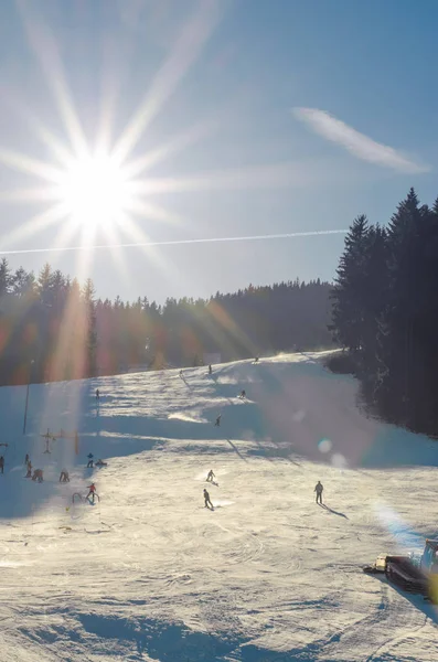Skifahren Hanglagen Sonnigen Wintertagen — Stockfoto