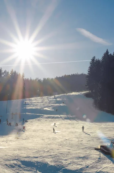 Mensen Skiën Helling Zonnige Winterdag — Stockfoto