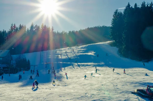 Mensen Skiën Helling Zonnige Winterdag — Stockfoto