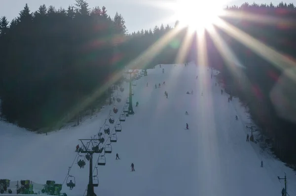 Skifahren Hanglagen Sonnigen Wintertagen — Stockfoto