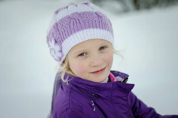 Lilla Vackra Flicka Stående Vinter Bakgrunden — Stockfoto
