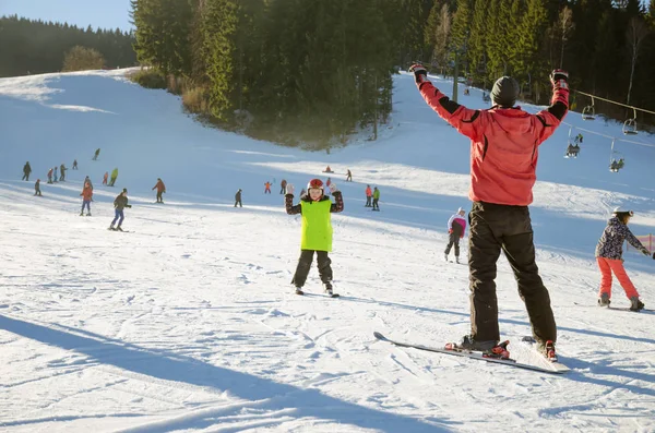 Criança Instrutor Esqui Declive Inverno Aprender Ensinar Esquiar — Fotografia de Stock
