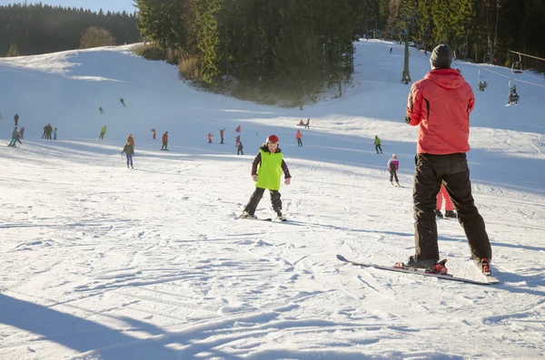 Kind Und Skilehrer Winterhang Lernen Und Lehren Das Skifahren — Stockfoto