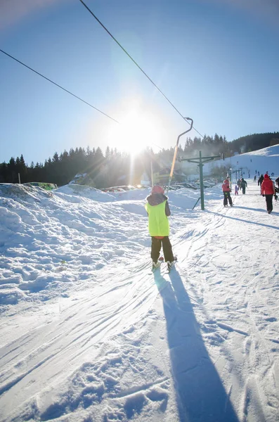 Kind Fährt Bei Sonnigem Wintertag Skilift Den Winterhang — Stockfoto