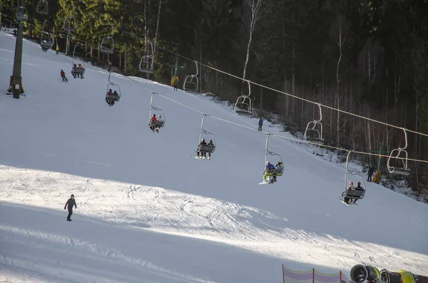 Skilift Mit Skifahrern Wintersportort — Stockfoto
