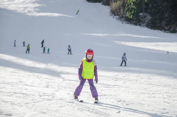 Kind Winterhang Lernt Skifahren Und Bringt Bei — Stockfoto