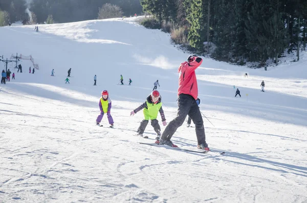 Çocuklar Kayak Hocası Kışın Yamaçta Nasıl Kayak Yapılacağını Öğrenir Öğretir — Stok fotoğraf