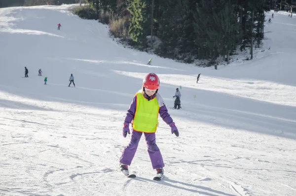 Kış Yamacında Çocuk Kayakçı Kayakla Eğleniyor — Stok fotoğraf