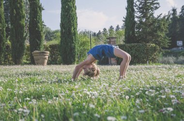 yeşil çayır çiçek tam komik akrobatik duruş ile kız