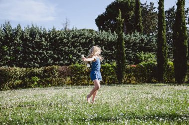 sevimli küçük kız açık havada çayır papatyaları tam olarak