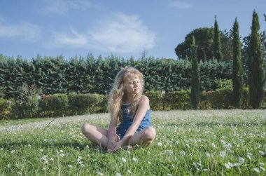 sevimli küçük çocuk Toskana çiçek çayırda